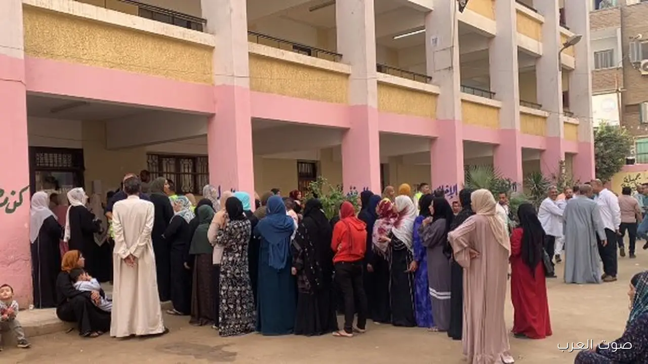 1762791346 زحمة كبيرة أمام لجان مدرسة منى الأمير في الحوامدية