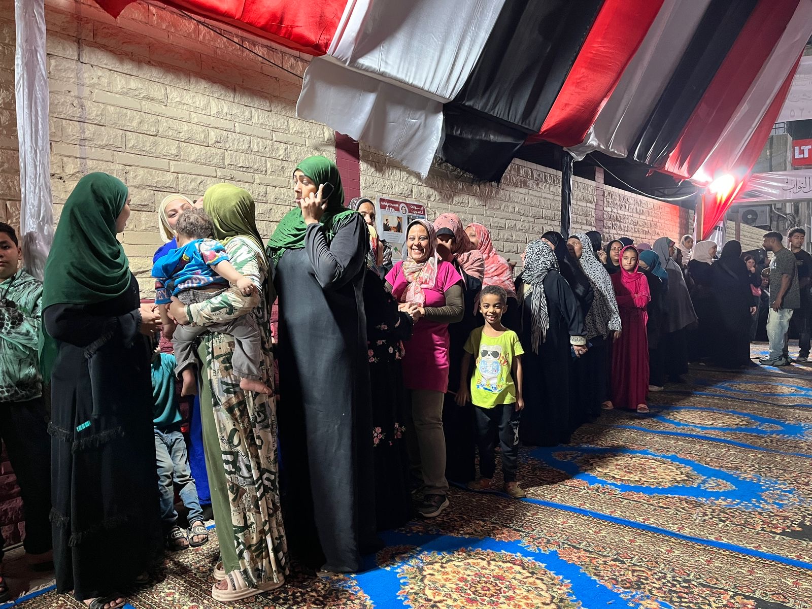 سيدات أثناء التصويت