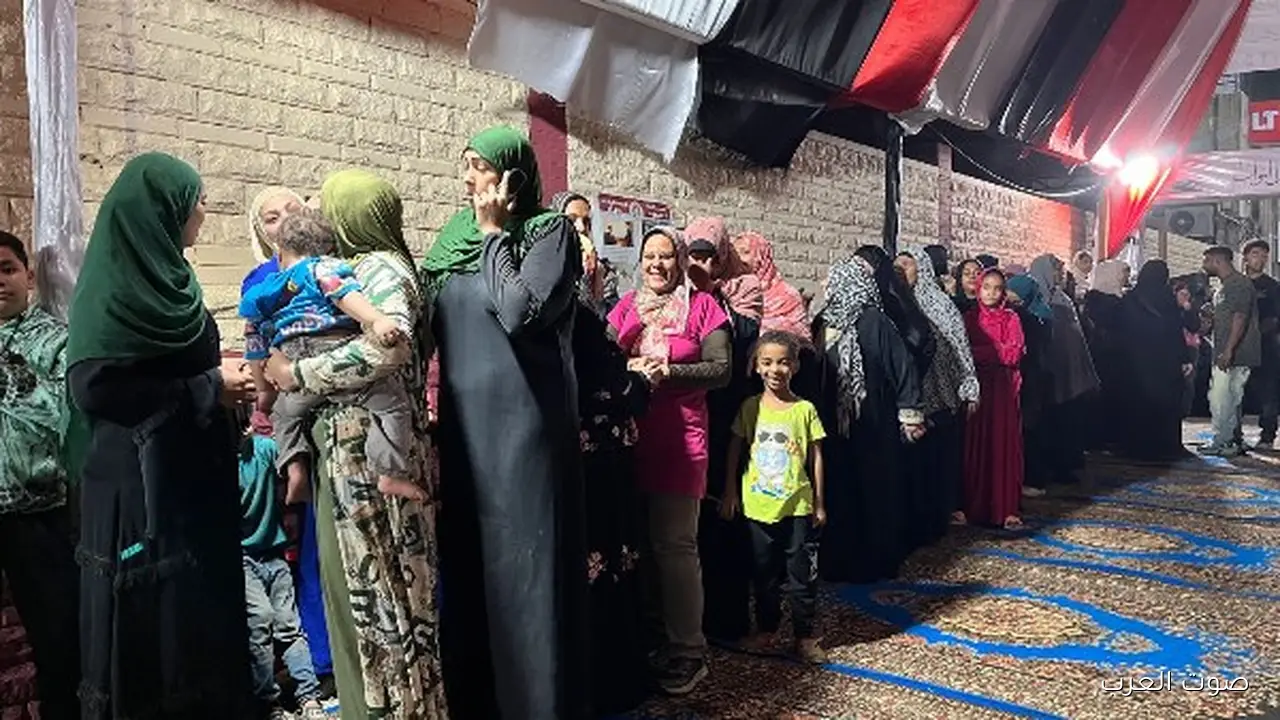 1762792724 إقبال كبير من الستات في لجنة مدرسة الجيزة القومية في