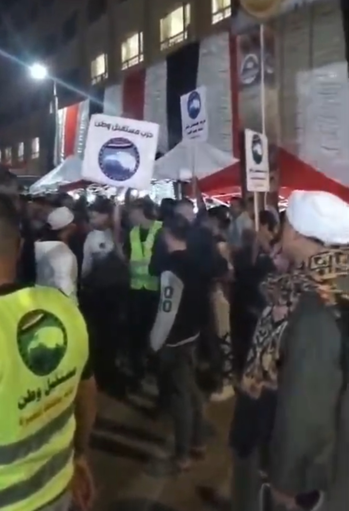 1762795236 76 قبل ما تقفل اللجان بساعات الناس بتتدافع للتصويت في انتخابات