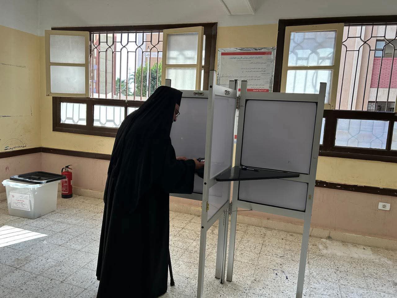 الأنبا عمانوئيل مع الكهنة