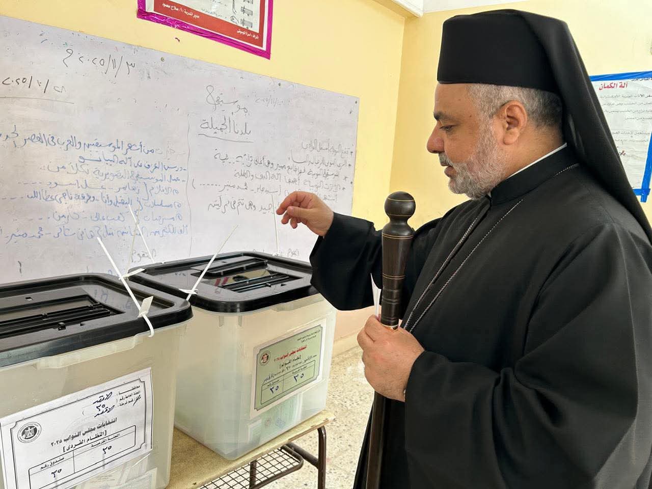 الأنبا عمانوئيل أثناء التصويت