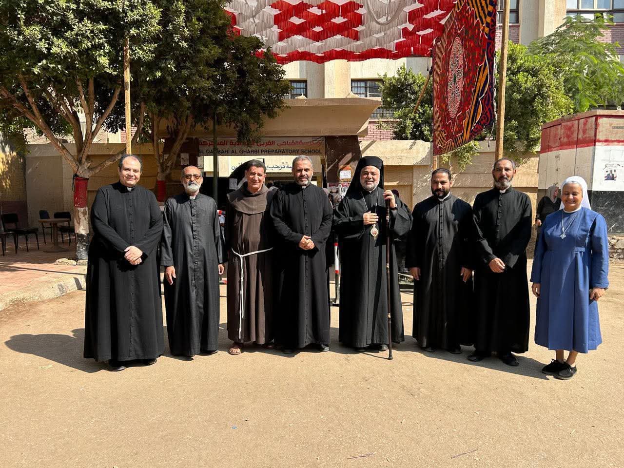 تفاعل الأنبا عمانوئيل مع الناخبين