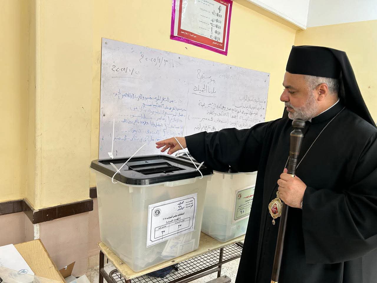 الأنبا عمانوئيل مع المواطنين