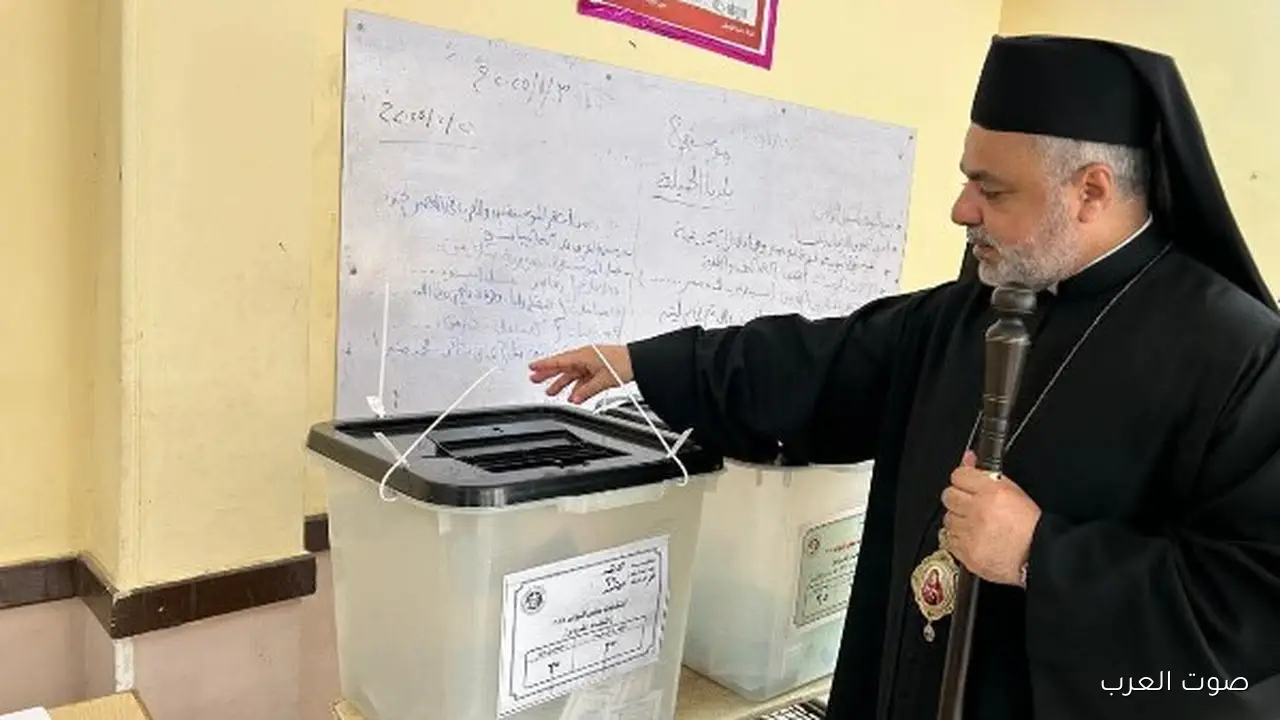 1762795722 الأنبا عمانوئيل يصوت ويدعو الناس للمشاركة في انتخابات مجلس النواب