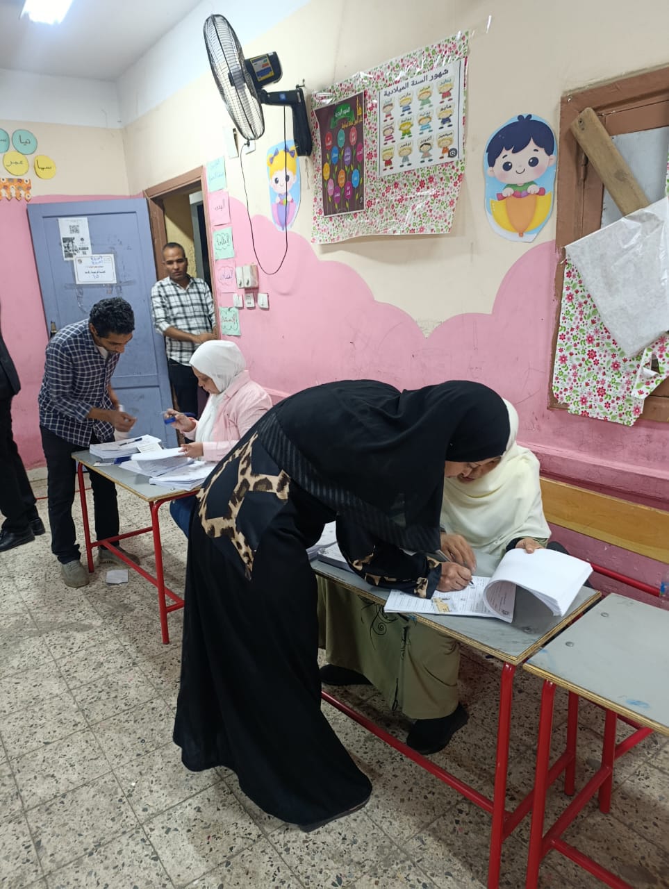 1762800432 833 إقبال كبير على لجنة مدرسة محمد كريم في الجيزة خلال