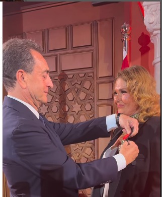 1762804702 24 يسرا تتسلم وسام جوقة الشرف من فرنسا صور وفيديو