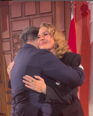 1762804702 299 يسرا تتسلم وسام جوقة الشرف من فرنسا صور وفيديو