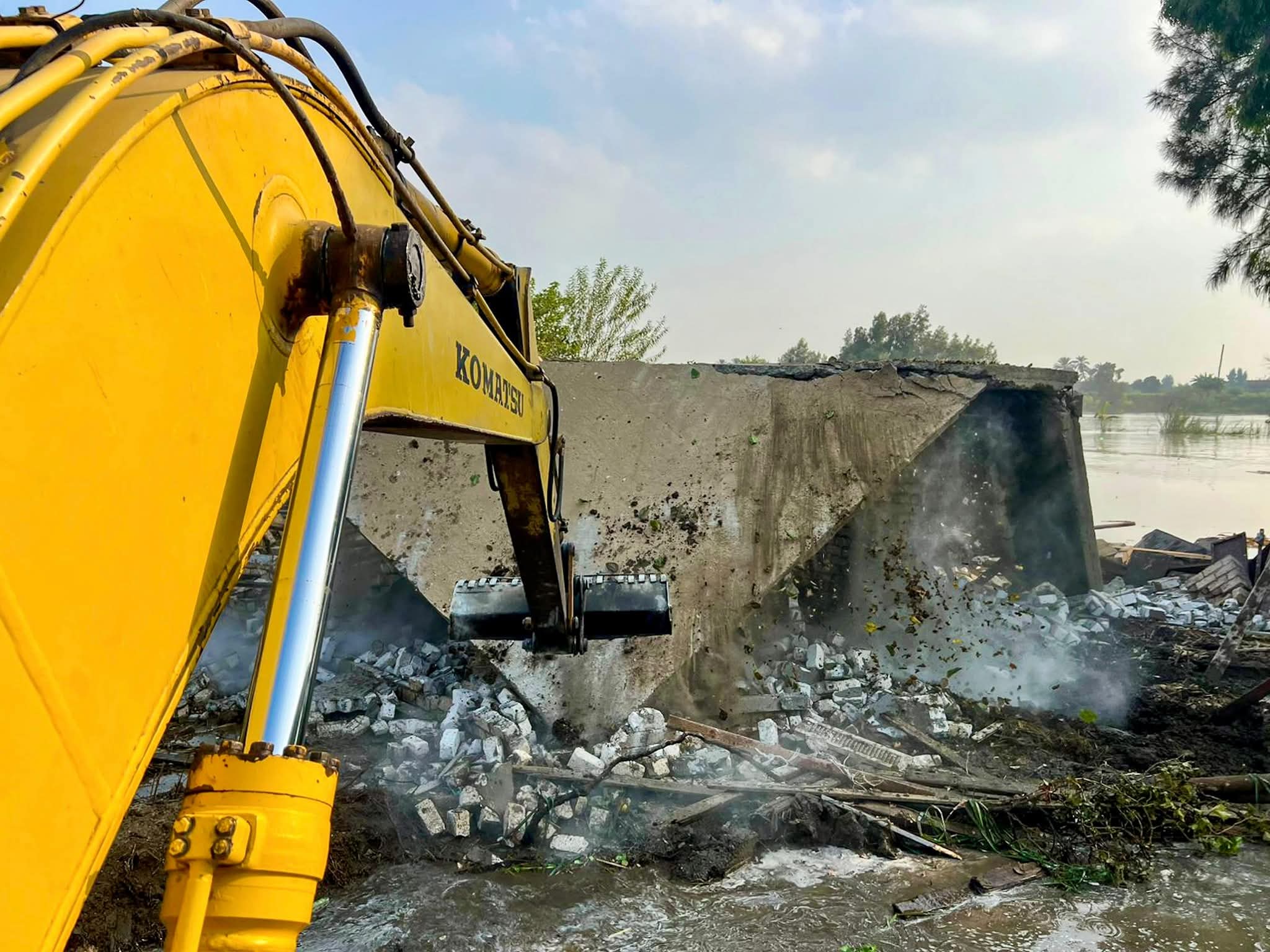 1762848158 241 بدء تنفيذ مشروع ضبط النيل في فرع رشيد وإزالة التعديات