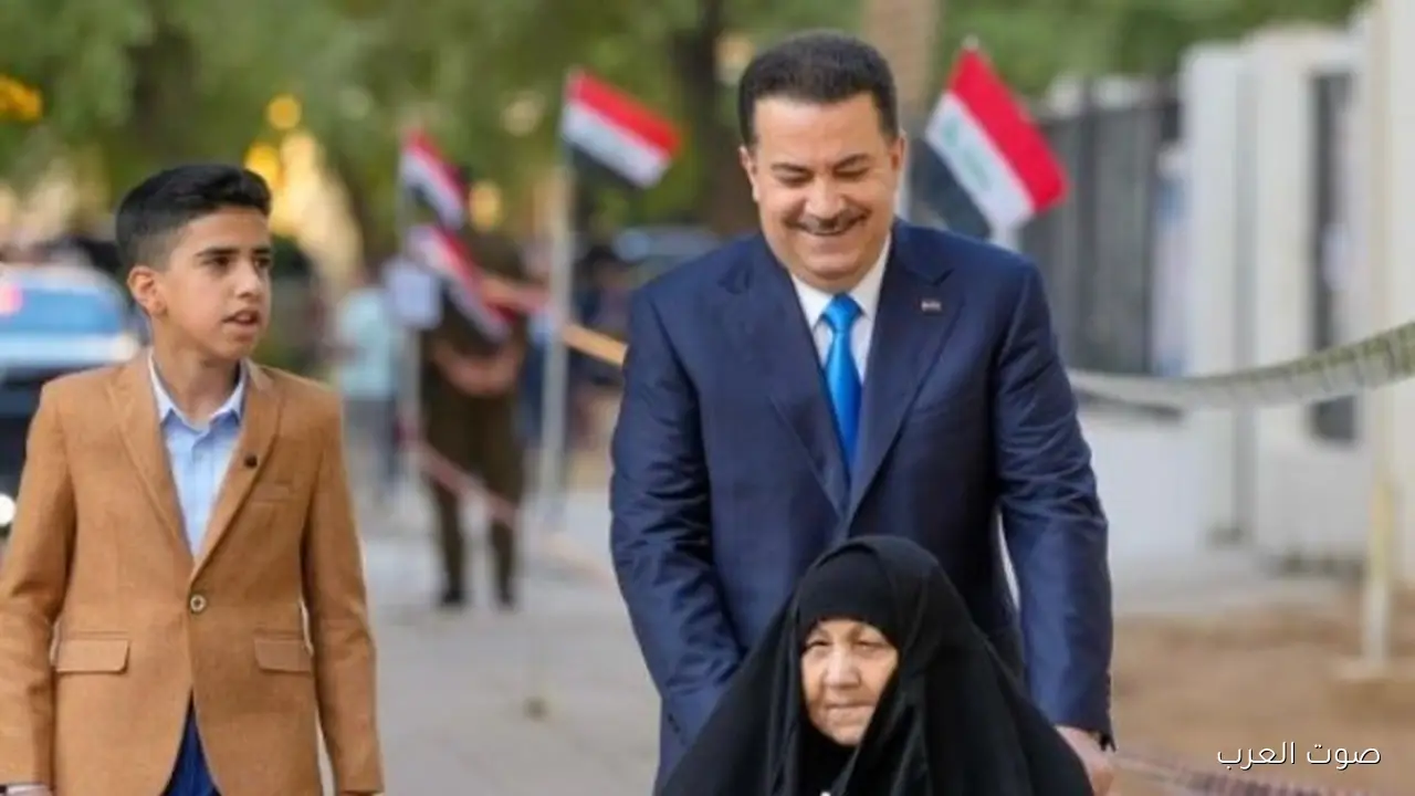 1762851990 رئيس وزراء العراق يصوت مع والدته في لحظة عاطفية وسياسية