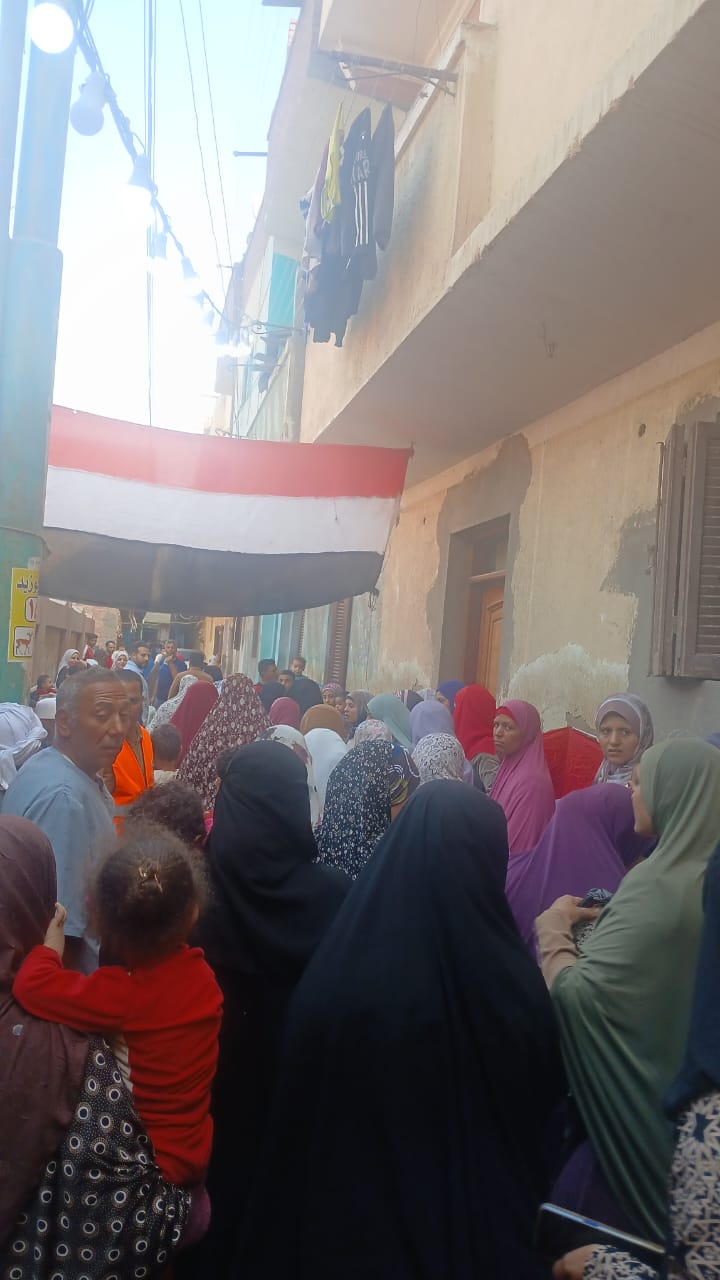 حب مصر: كبار السن والستات في المقدمة باللجان الانتخابية في قرى العياط بالجيزة 6 الناخبون في اللجان
