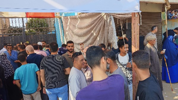 شاهد.. الناخبون يواصلون زحفهم على لجان الاقتراع بمنشأة القناطر