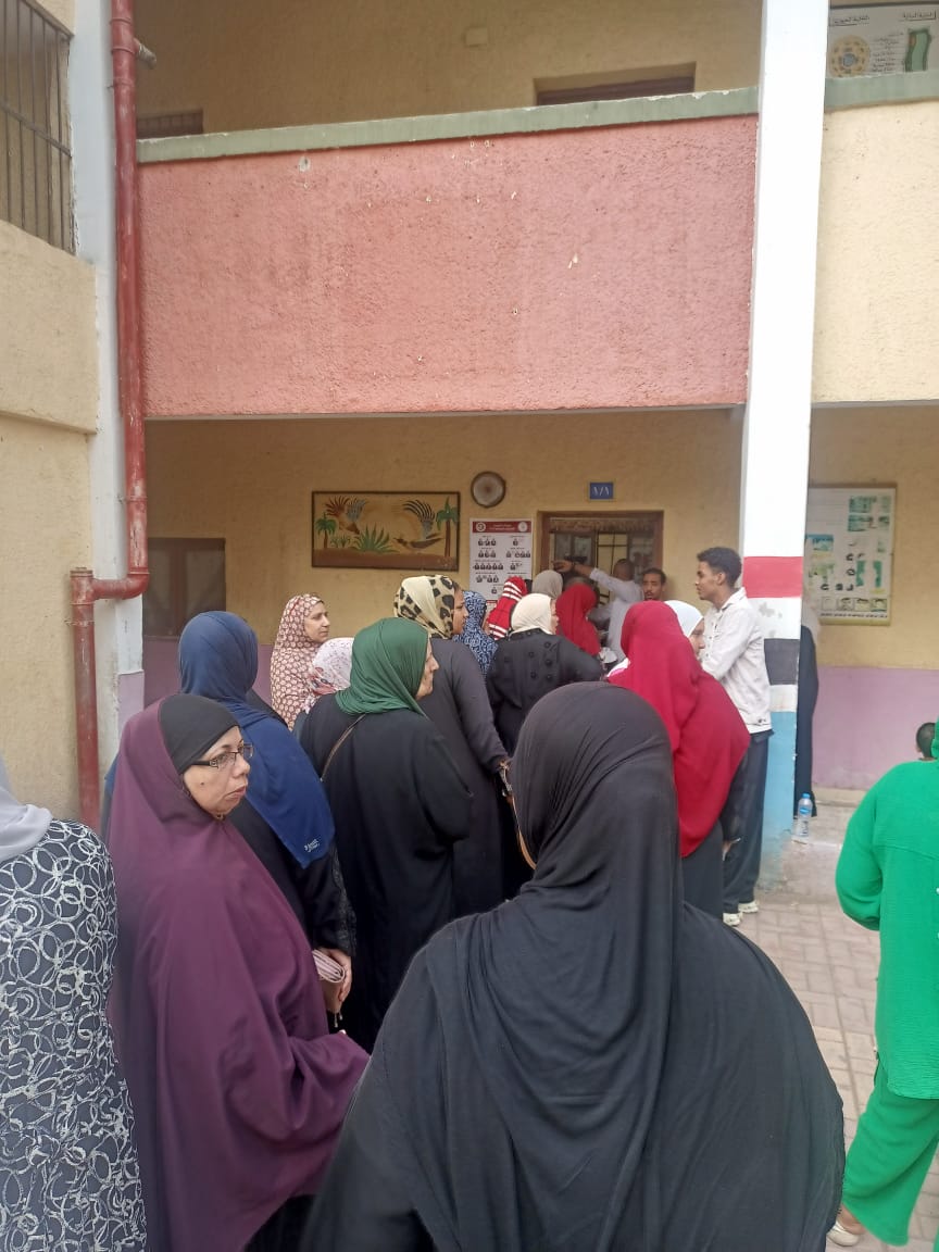 1762860332 277 سيدات مصر واقفين في طوابير بلجنة محمد كريم في الجيزة