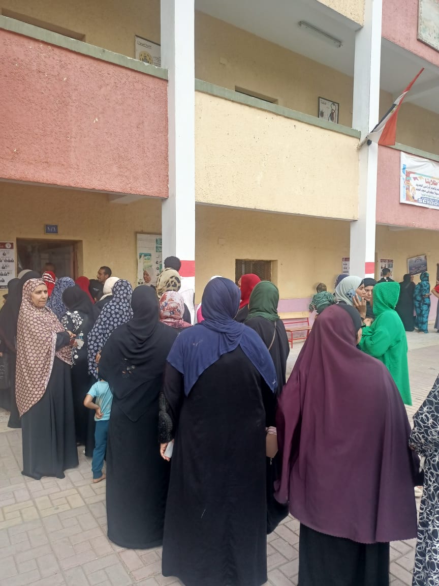 1762860332 5 سيدات مصر واقفين في طوابير بلجنة محمد كريم في الجيزة