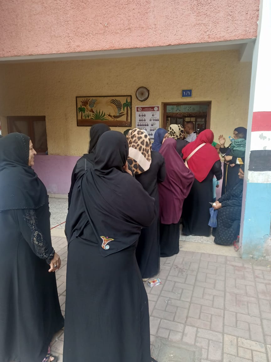 1762860333 188 سيدات مصر واقفين في طوابير بلجنة محمد كريم في الجيزة