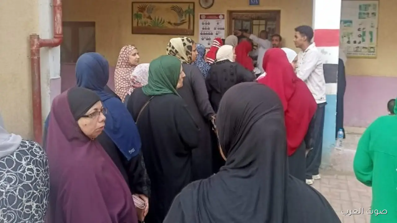 1762860333 سيدات مصر واقفين في طوابير بلجنة محمد كريم في الجيزة
