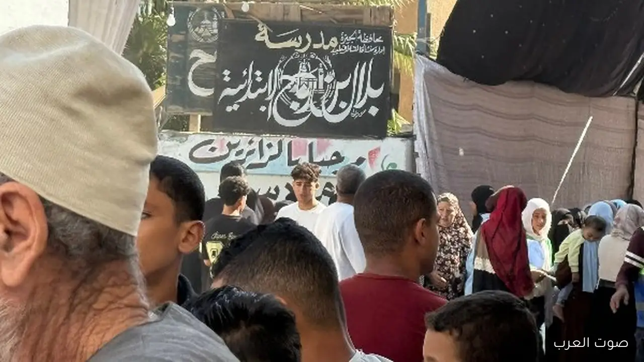 1762865013 ناخبين كتير بيجوا على مدرسة بلال بن رباح عشان ينتخبوا