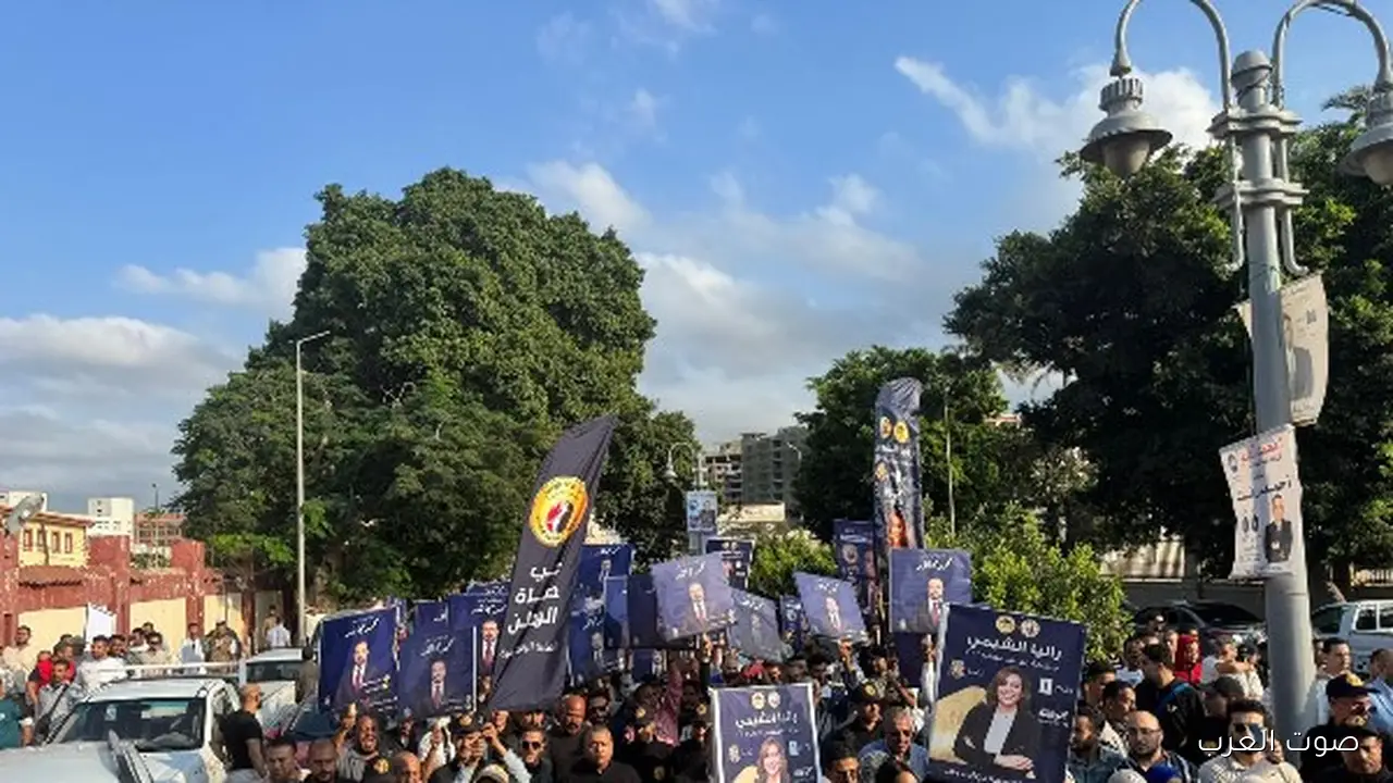 1762870885 بالآلاف مسيرة كبيرة في الإسكندرية عشان تشجع الناس على المشاركة