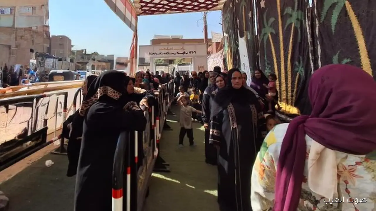 في الساعات الأخيرة.. الناس لسه متوجهين بكثافة للجان الاقتراع في الطالبية والعمرانية لانتخابات مجلس النواب 3 1762874742 في الساعات الأخيرة الناس لسه متوجهين بكثافة للجان الاقتراع في