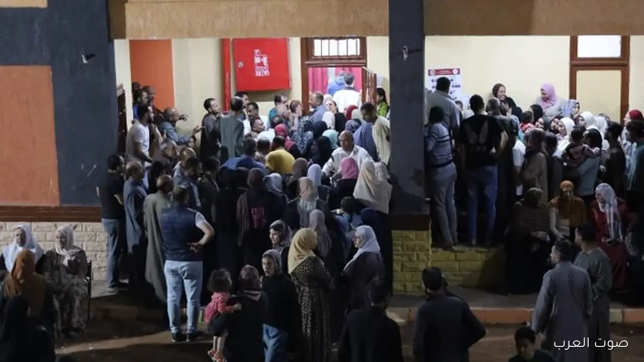 1762884946 قبل ساعة من غلق مراكز الاقتراع الناس متجهة بكثافة لمدرسة