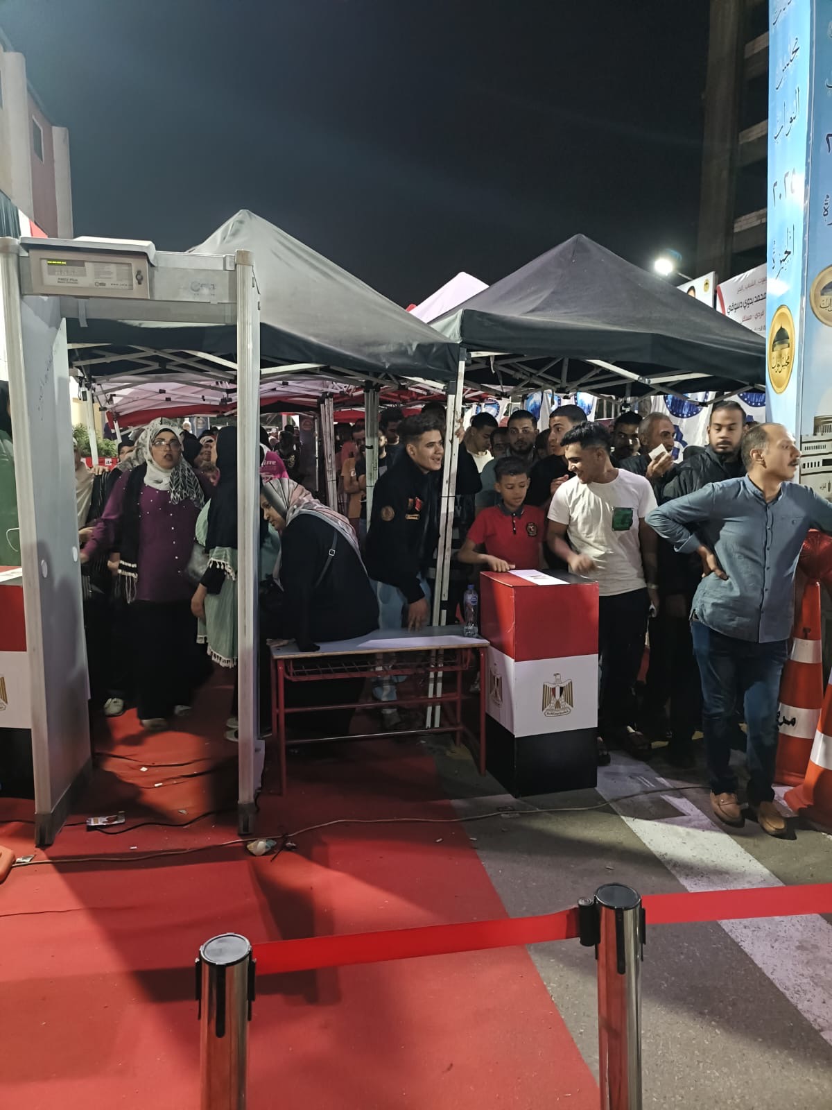 1762886838 218 قبل غلق اللجان بدقايق المواطنين بيتوافدوا على اللجان الانتخابية في