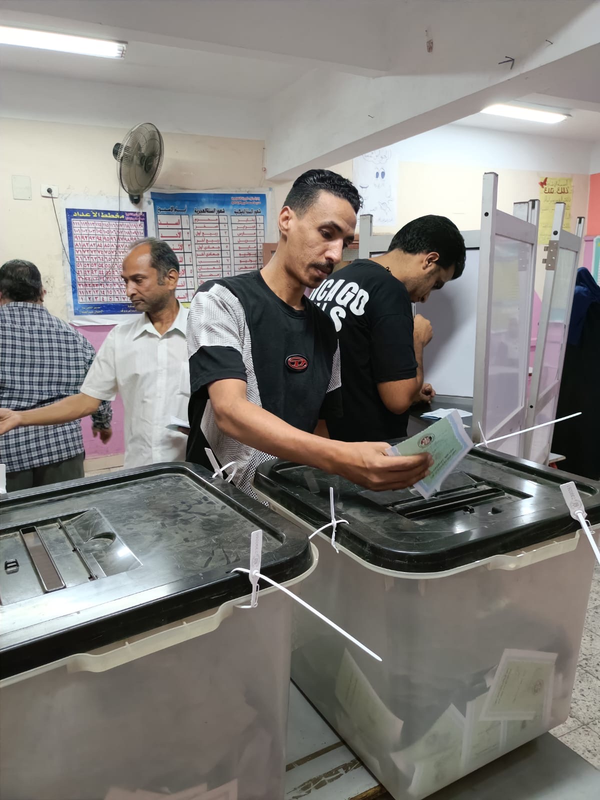 1762886838 609 قبل غلق اللجان بدقايق المواطنين بيتوافدوا على اللجان الانتخابية في