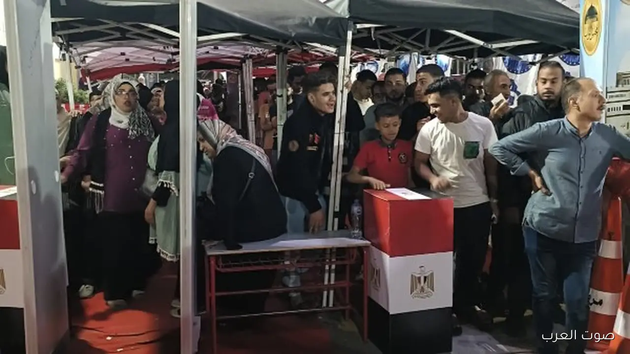 1762886839 قبل غلق اللجان بدقايق المواطنين بيتوافدوا على اللجان الانتخابية في