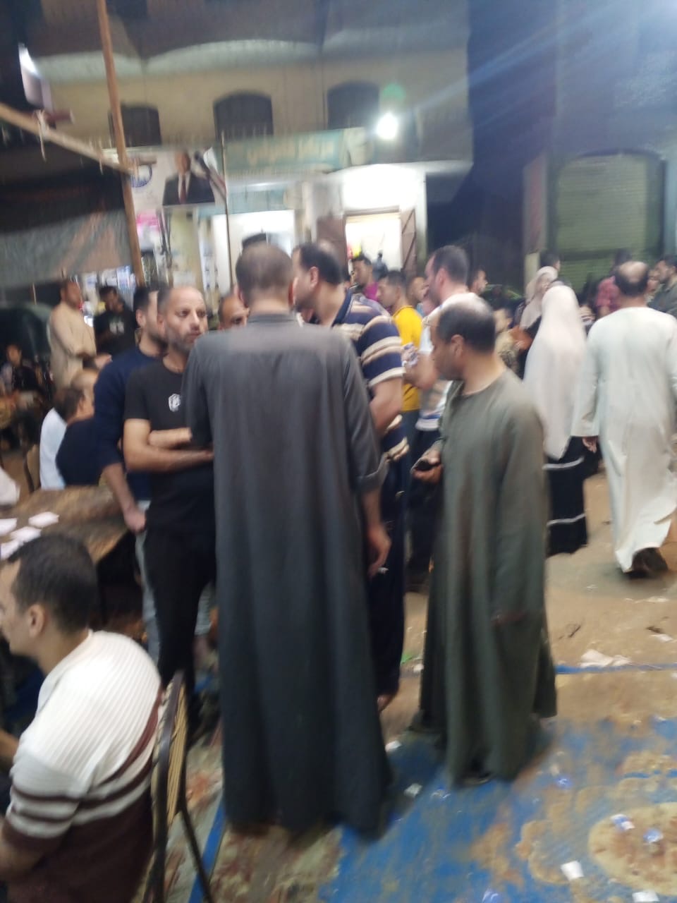 1762887102 295 الناس متجمهرة بالمئات في مدرسة المنوات الإعدادية بأبو النمرس صور