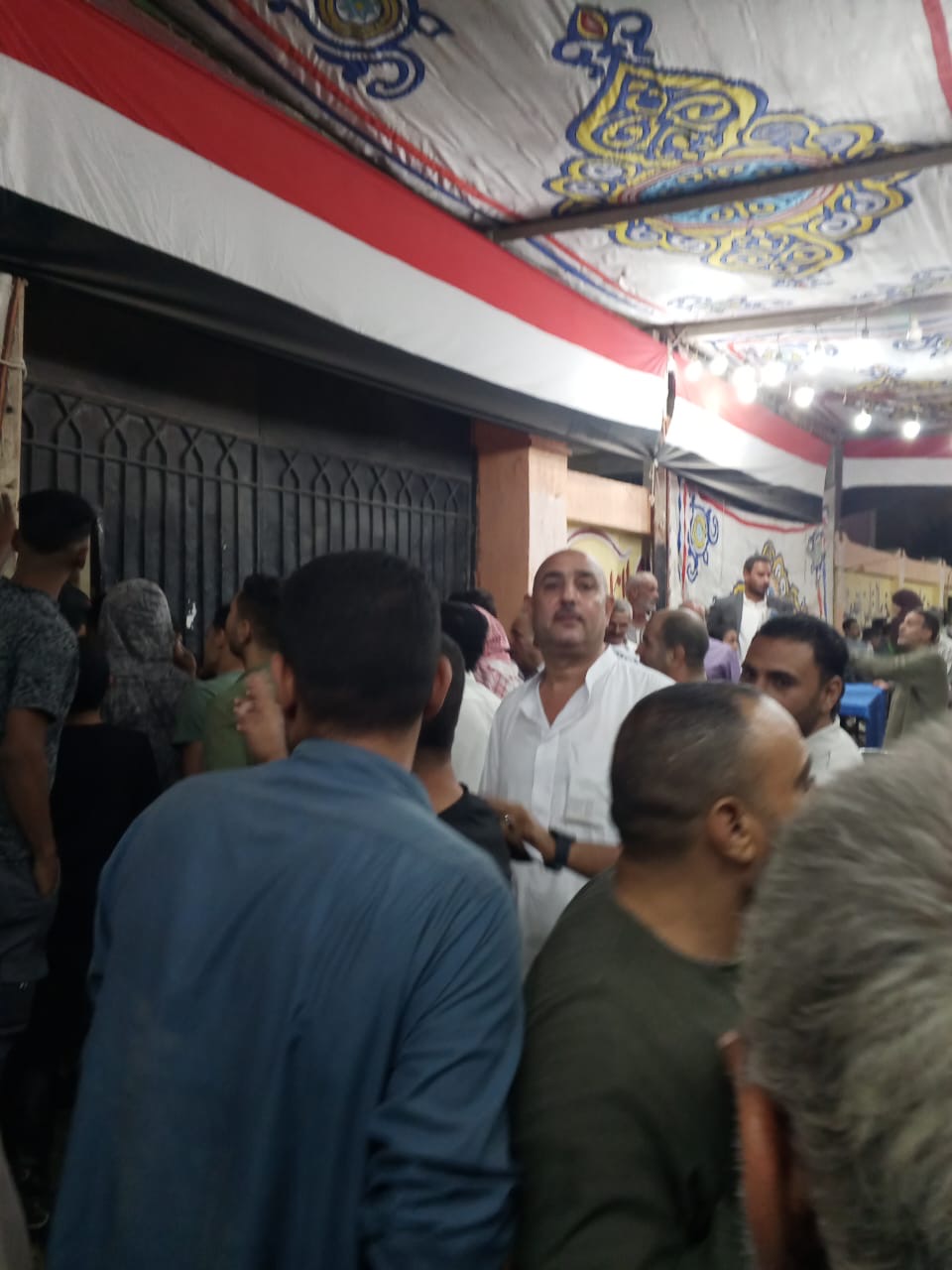 1762887102 354 الناس متجمهرة بالمئات في مدرسة المنوات الإعدادية بأبو النمرس صور