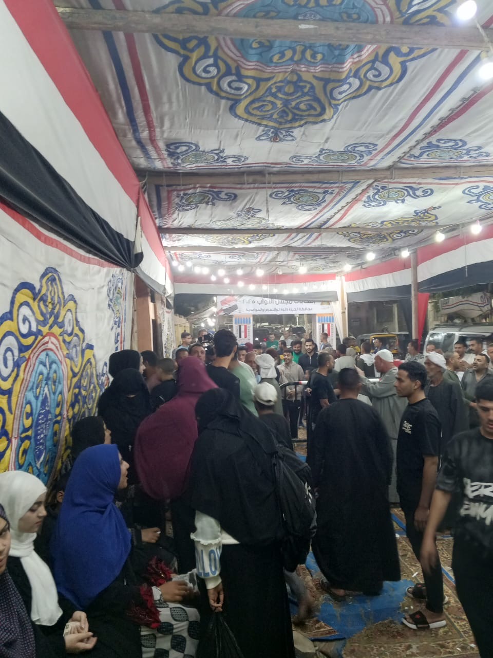 1762887102 644 الناس متجمهرة بالمئات في مدرسة المنوات الإعدادية بأبو النمرس صور