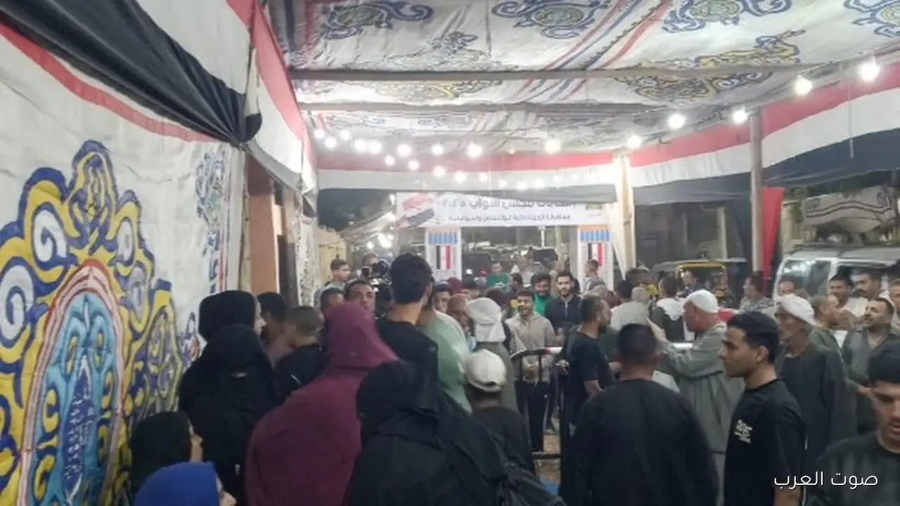 1762887102 الناس متجمهرة بالمئات في مدرسة المنوات الإعدادية بأبو النمرس صور