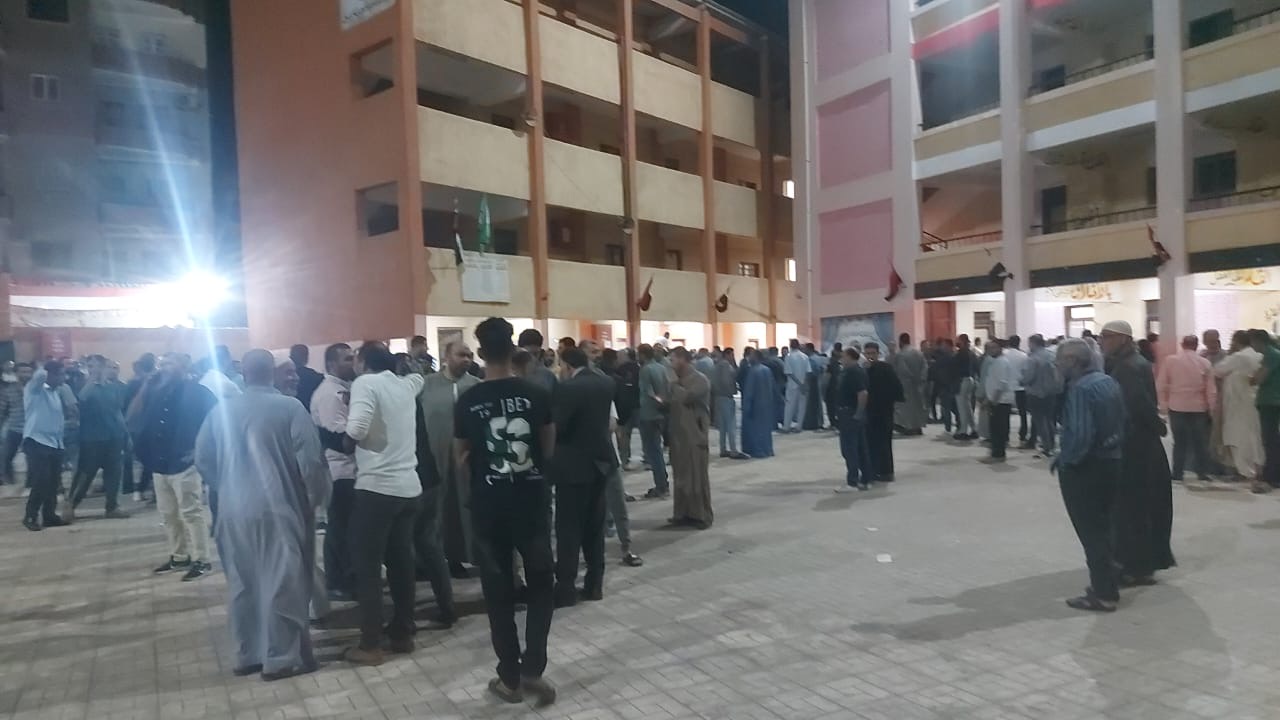 1762887467 168 ناس كتير في طوابير قدام مدرسة ميت شماس بالمنوات
