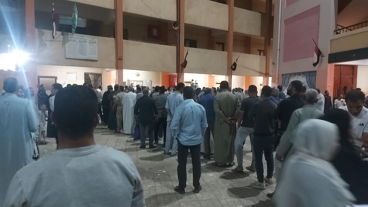 1762887467 179 ناس كتير في طوابير قدام مدرسة ميت شماس بالمنوات