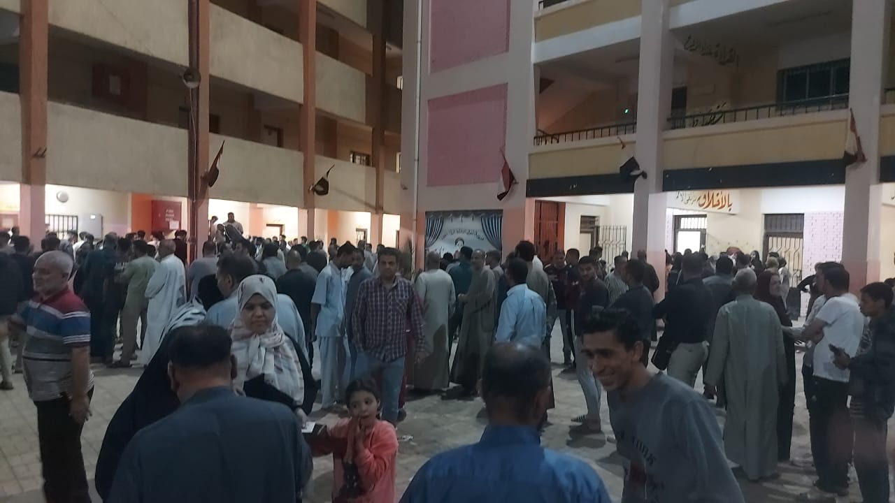 1762887467 271 ناس كتير في طوابير قدام مدرسة ميت شماس بالمنوات
