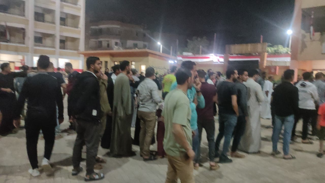 1762887467 349 ناس كتير في طوابير قدام مدرسة ميت شماس بالمنوات