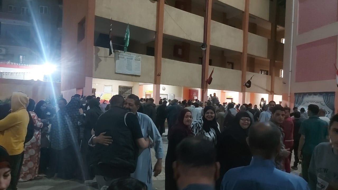 1762887467 585 ناس كتير في طوابير قدام مدرسة ميت شماس بالمنوات