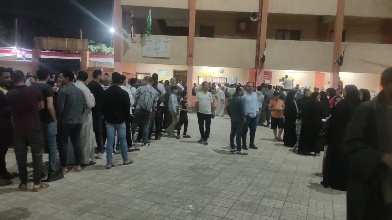 1762887467 596 ناس كتير في طوابير قدام مدرسة ميت شماس بالمنوات