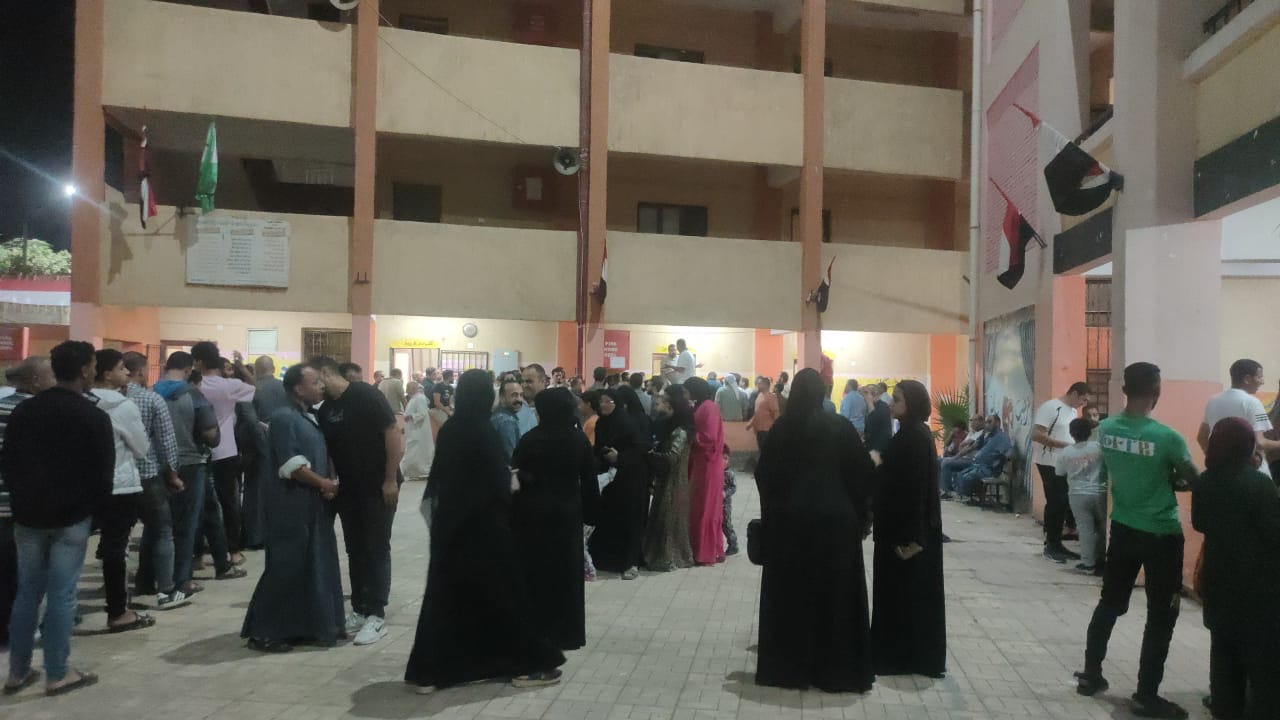 1762887467 619 ناس كتير في طوابير قدام مدرسة ميت شماس بالمنوات