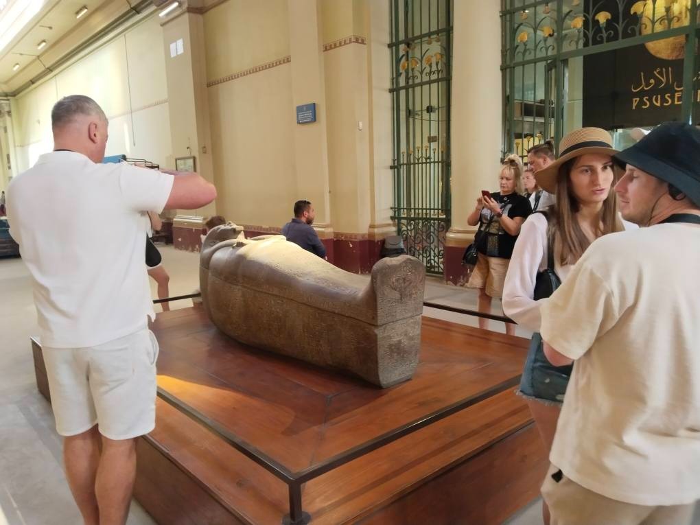 1762937915 828 زوار كتير بيجوا المتحف المصري بالتحرير صور