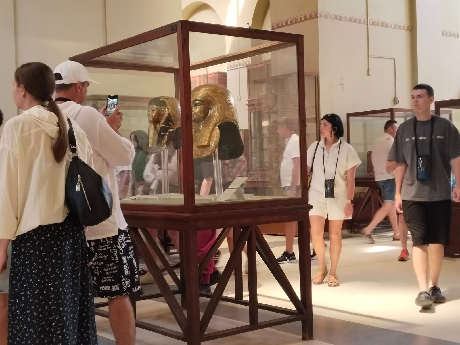 1762937915 898 زوار كتير بيجوا المتحف المصري بالتحرير صور