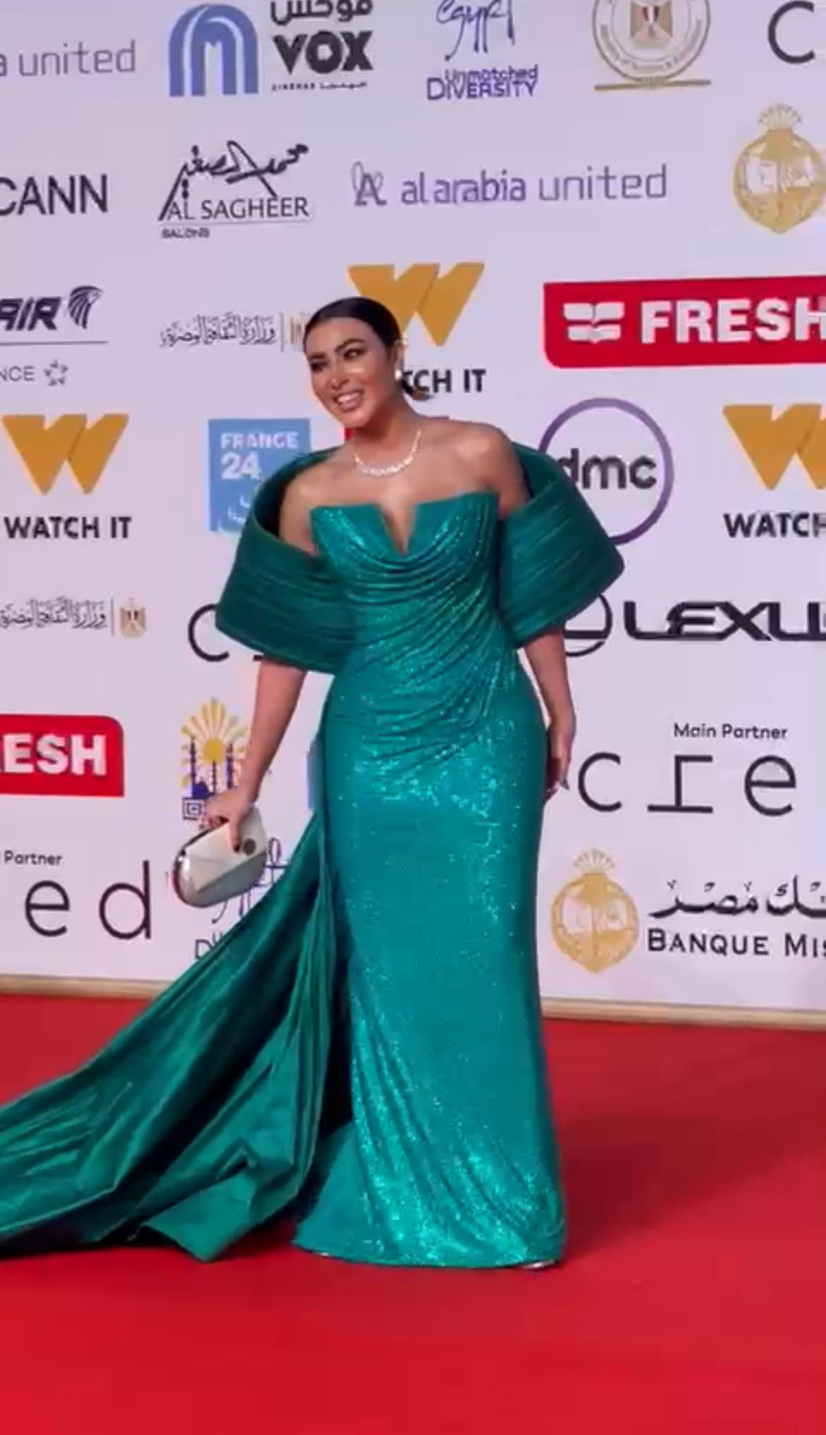 1762969578 590 يسرا ودرة وليلى علوي يتألقوا على السجادة الحمراء في افتتاح