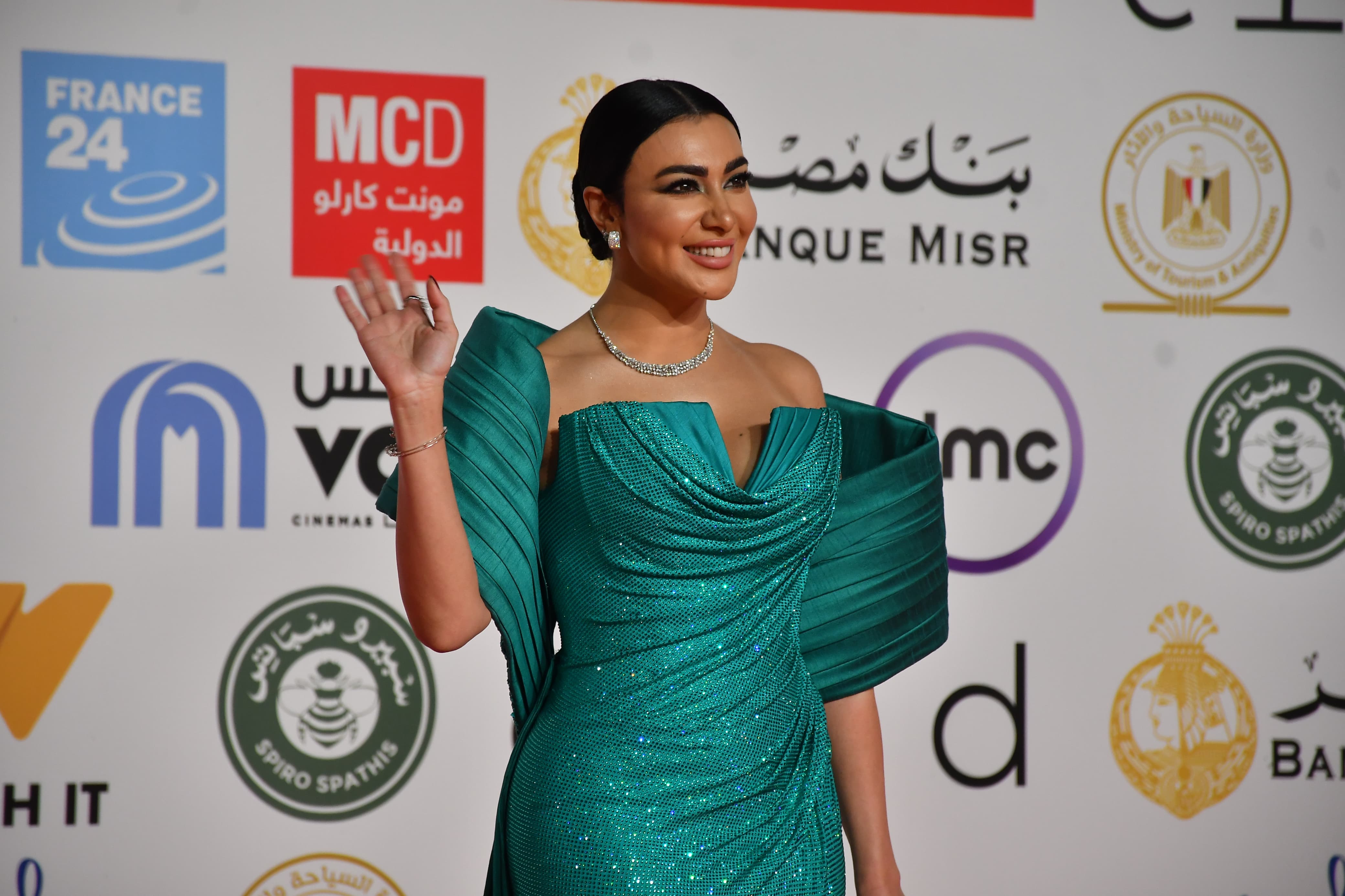 1762973733 476 100 صورة للنجوم على السجادة الحمراء في مهرجان القاهرة السينمائي