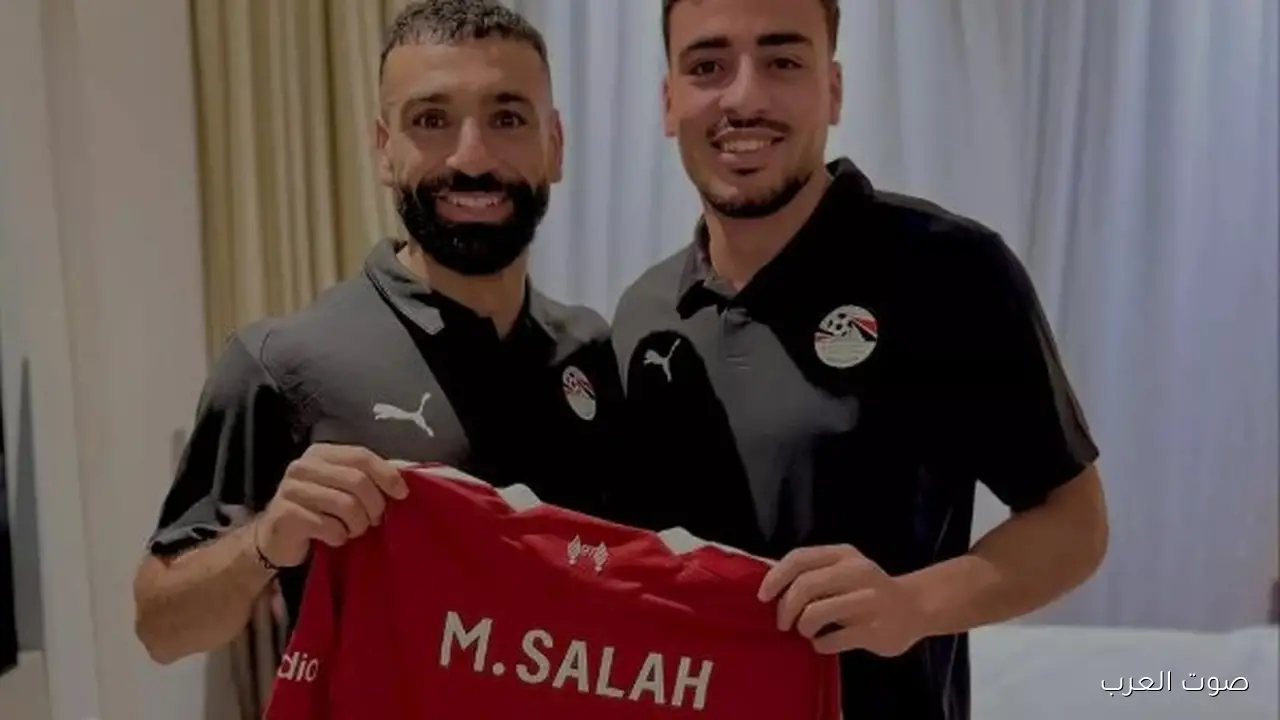 1763030594 صلاح يهدي قميص ليفربول لزمايله في منتخب مصر