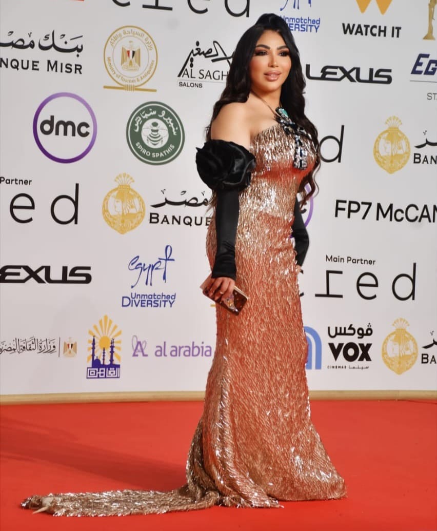 1763034499 705 غادة إبراهيم تتألق بفستان ذهبي جميل مزين بمفتاح الحياة في