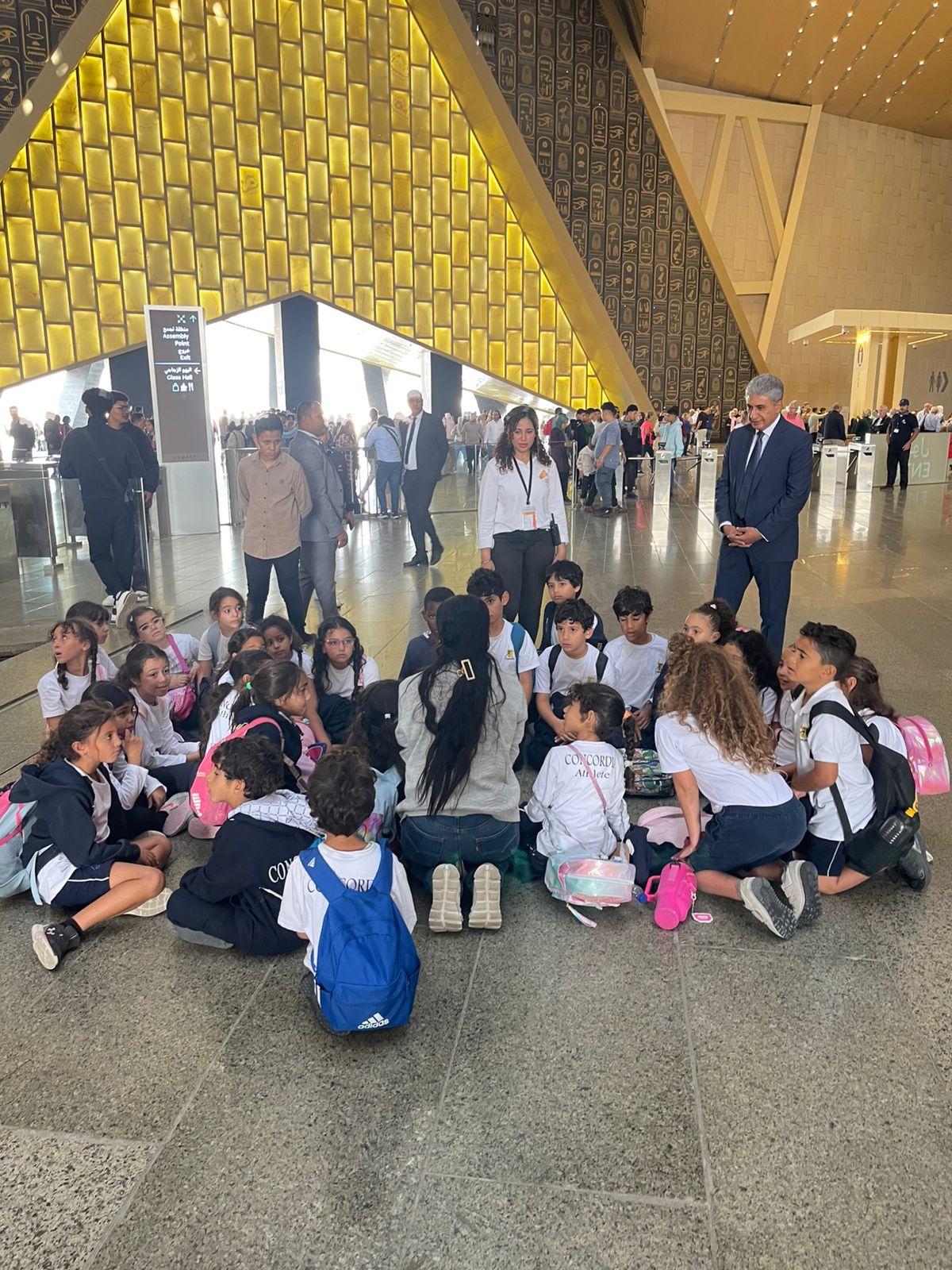 1763056166 374 وزير السياحة والآثار يشيد بتنظيم الرحلات المدرسية في المتحف المصري