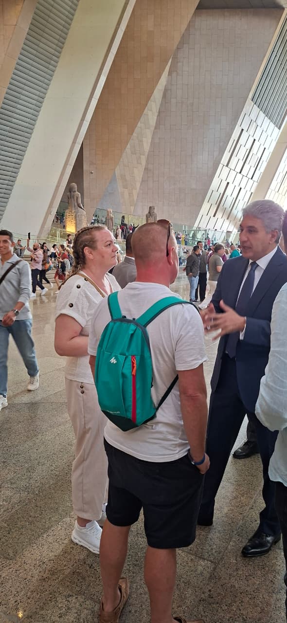 1763056166 726 وزير السياحة والآثار يشيد بتنظيم الرحلات المدرسية في المتحف المصري