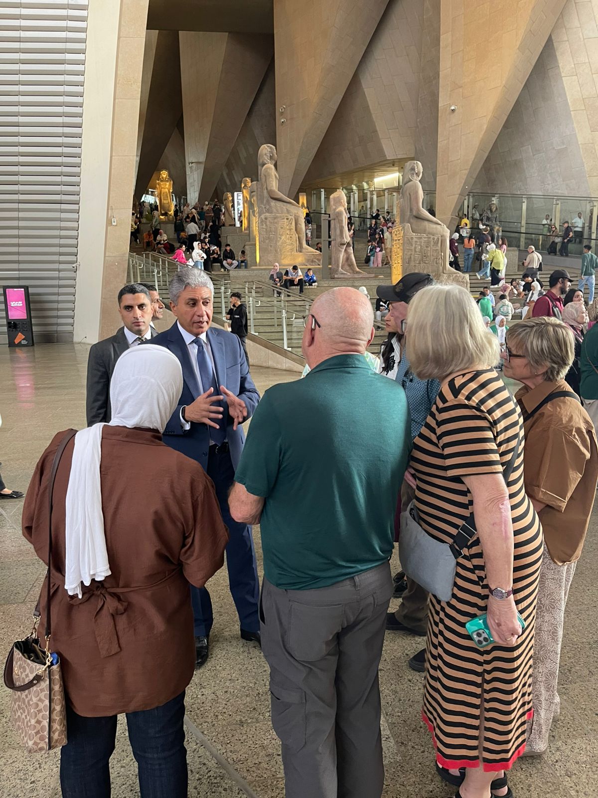 1763056166 807 وزير السياحة والآثار يشيد بتنظيم الرحلات المدرسية في المتحف المصري