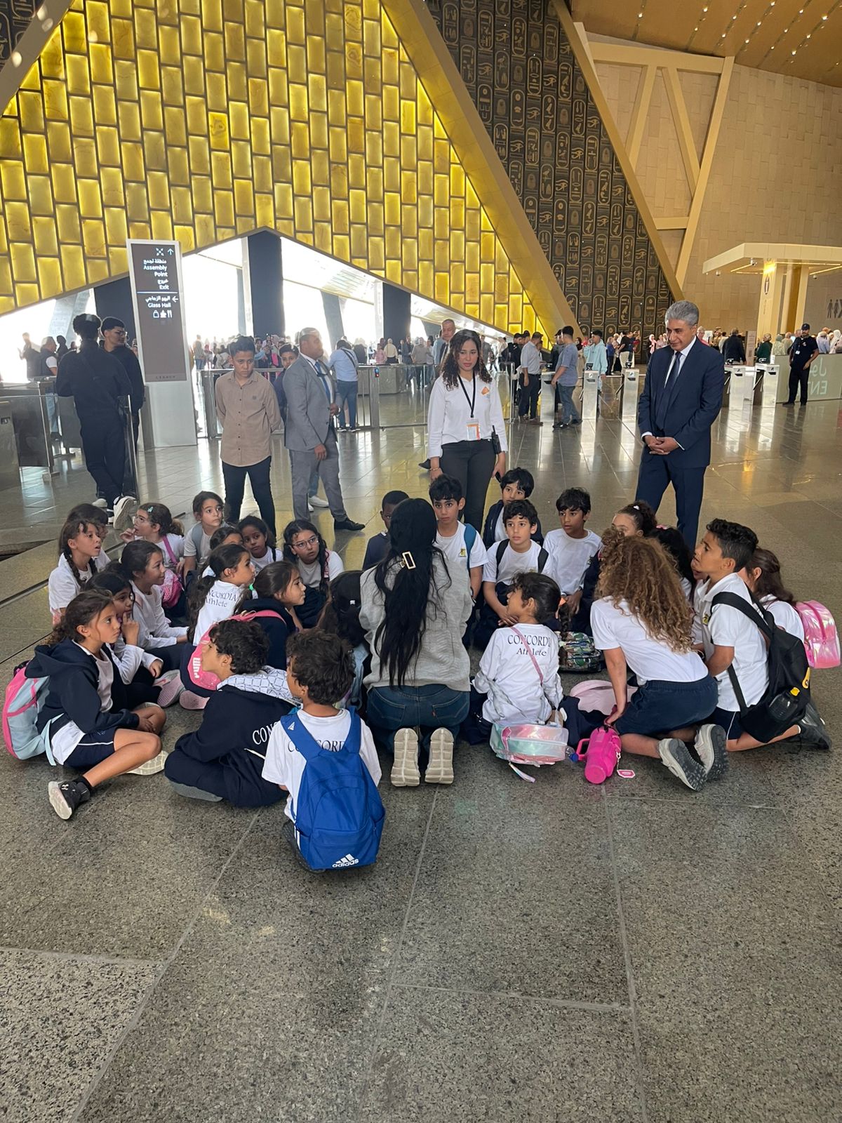 1763056166 914 وزير السياحة والآثار يشيد بتنظيم الرحلات المدرسية في المتحف المصري