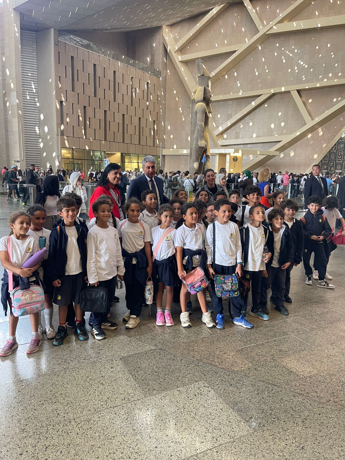 1763056166 992 وزير السياحة والآثار يشيد بتنظيم الرحلات المدرسية في المتحف المصري