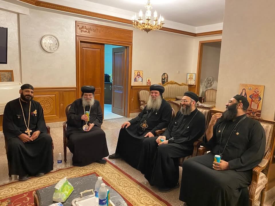 1763102231 128 أسقف الدول الإسكندنافية يقابل الخريجين في عزبة النخل صور